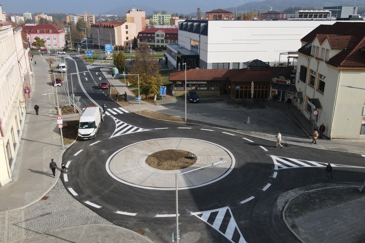 Řidiči v Novém Jičíně jezdí po novém kruhovém objezdu