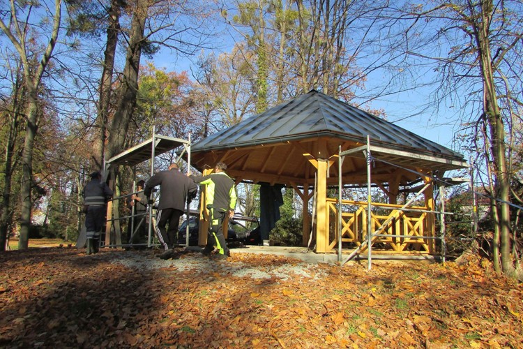 Zámecký park v Paskově zdobí nový dřevěný altán