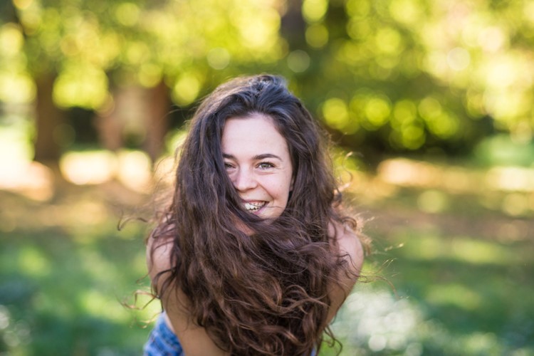 Talentovaná písničkářka JULA vydává debutové album Úlet