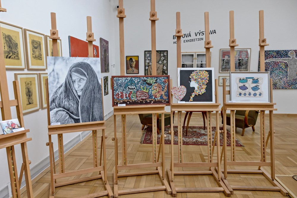Umělci představili olejomalby, mozaiky, keramická, dřevěná i šitá díla, básně nebo například hudební skladby.