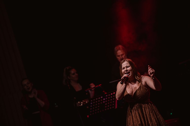 Kateřina Lebedová z Hradce nad Moravicí se stala vítězkou 45. ročníku Karlovarského hlasu