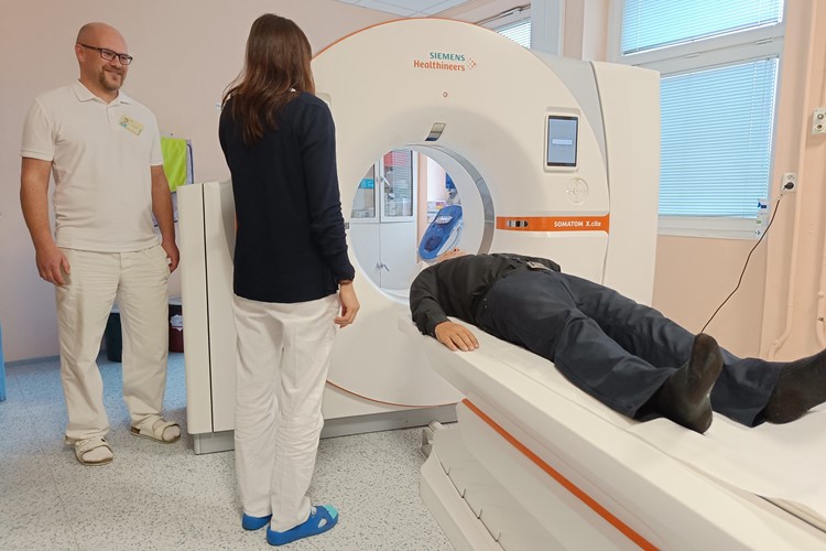 Trutnovská nemocnice má nové CT. Přístroj nové generace s prvky umělé inteligence je šetrnější k pacientům a nabízí širší možnosti vyšetření