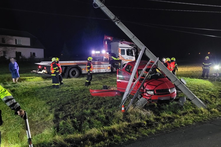 Automobil při nehodě přerazil sloup elektrického vedení