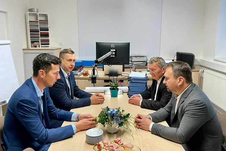 Ministr Marian Jurečka navštívil firmu Dřevojas ve Svitavách, aby si prohlédl unikátní umyvadlovou skříňku pro tělesně handicapované