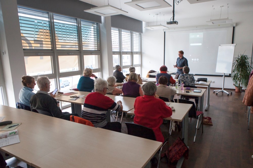 V jednom z kurzů se v semilské knihovně senioři učili pracovat s chytrým telefonem a tabletem.