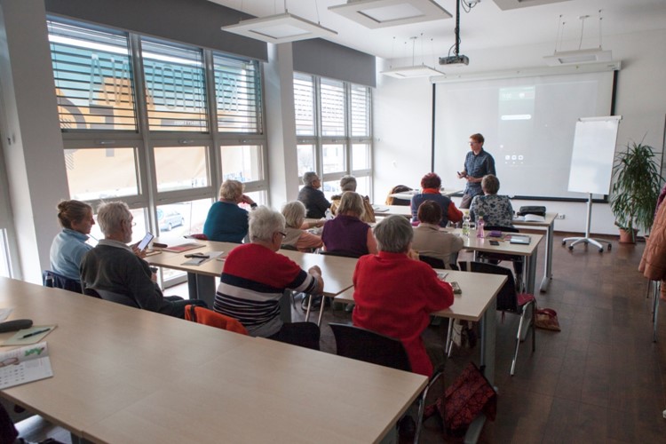 Knihovna slouží mladým i seniorům