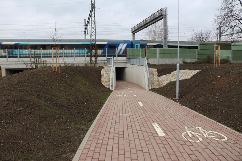 Stezka byla slavnostně otevřena v pondělí 28. listopadu. Díky nové trase mohou cyklisté sednout v Předmostí na kolo – a projet přes Velkou Dlážku, most Míru a Palackého ulici až ke Gymnáziu Jakuba Škody. 