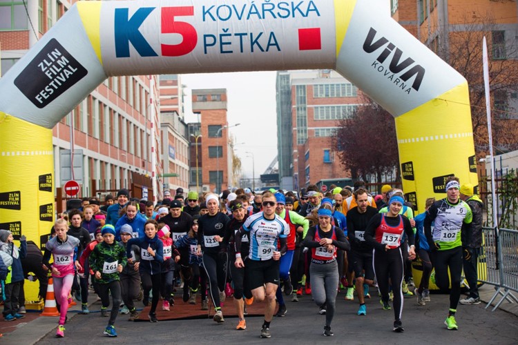 Továrním areálem proběhnou v sobotu účastníci Kovářské pětky 