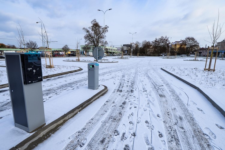 Další záchytné parkoviště P+R bylo dokončeno na náměstí Emila Škody