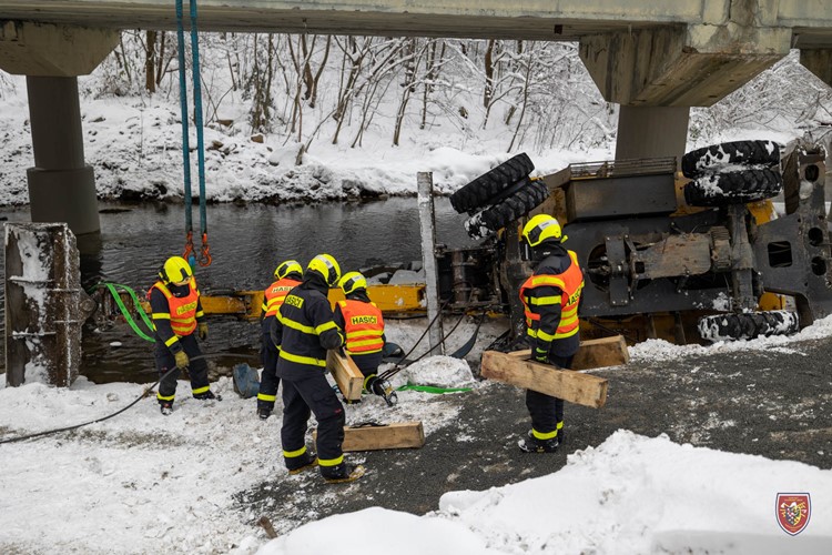 V Ostravici se převrátil bagr, jeho řidič se zranil. Hasiči stroj několik hodin vyprošťovali