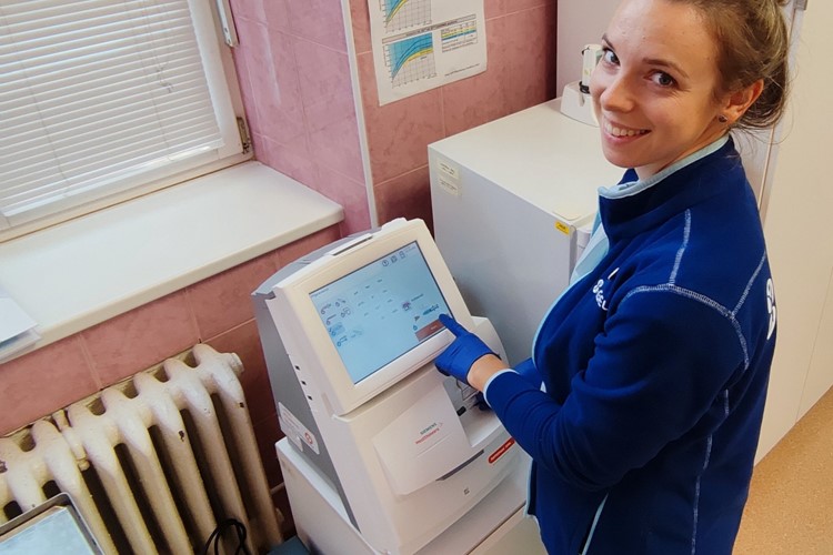 Nemocnice AGEL Nový Jičín má nově k dispozici analyzátor pupečníkové krve miminek