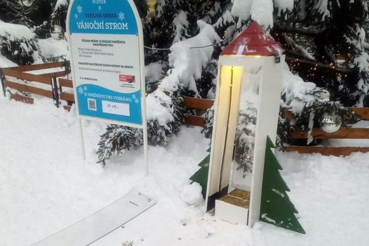 Zloděj vykradl pokladničku pod vánočním stromem