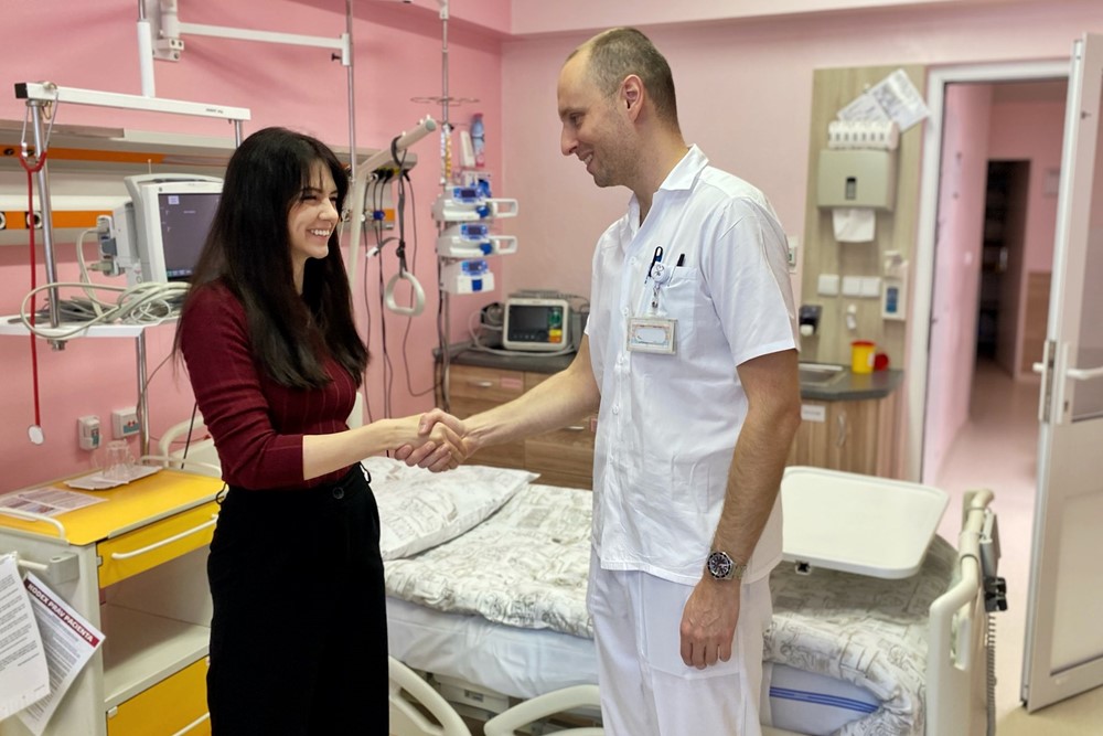 Pani´ Ada´mkova´ se setkala s MUDr. Radimem Sˇpacˇkem prˇi´mo na pokoji, kde byla hospitalizova´na.
