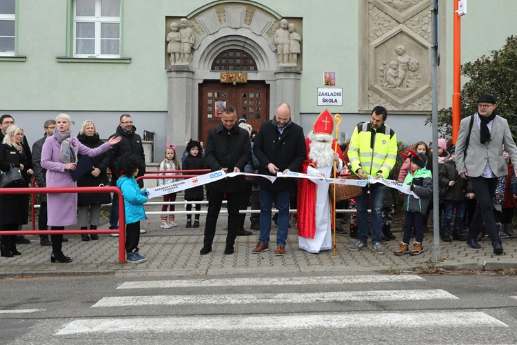 Pátý Oranžový přechod v Havířově přinesl dětem Mikuláš