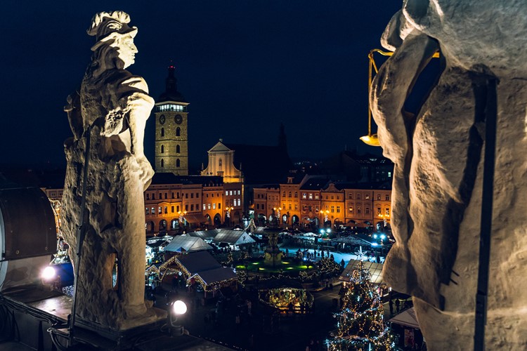 Adventní prohlídky radnice lákají na výhled ze střechy 