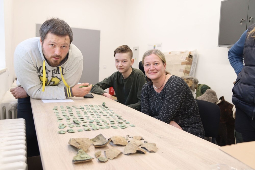 Archeolog muzea Samuel Španihel a oba nálezci při prvotním ohledání pokladu. 