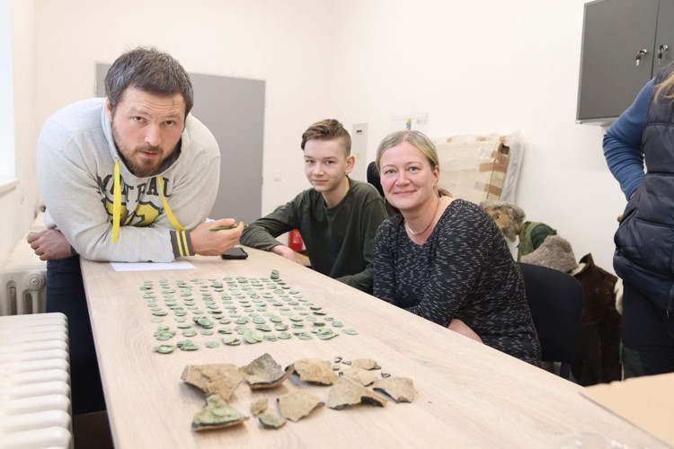 Zlínský kraj odměnil poctivou nálezkyni stříbrných mincí