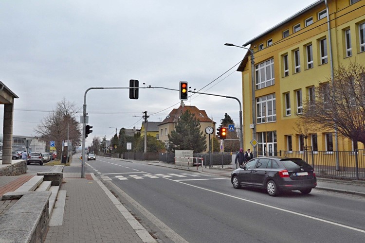 Nejfrekventovanější bíloveckou ulici zklidnil semafor 