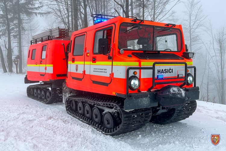 Hasiči cvičili s pásovým vozidlem Hägglunds BV206, zdokonalovali se v jeho ovládání v terénu
