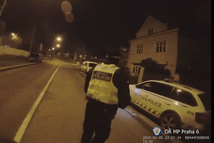 Zábava, hluk, zpěv a také změna dopravního značení