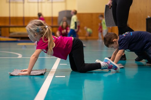 Děti nebezpečně tloustnou. Pomocnou ruku nabízí projekt Děti na startu 