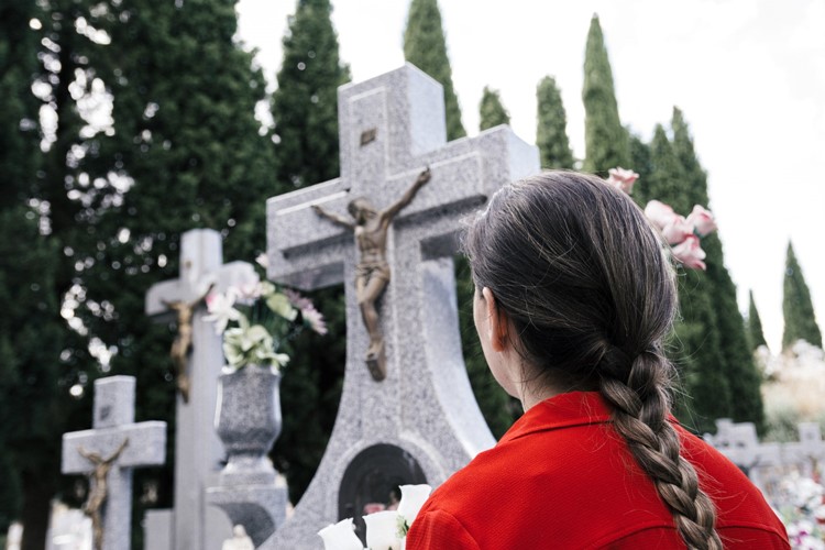 Covid-19 v roce 2021 usmrtil 25,5 tisíce obyvatel Česka