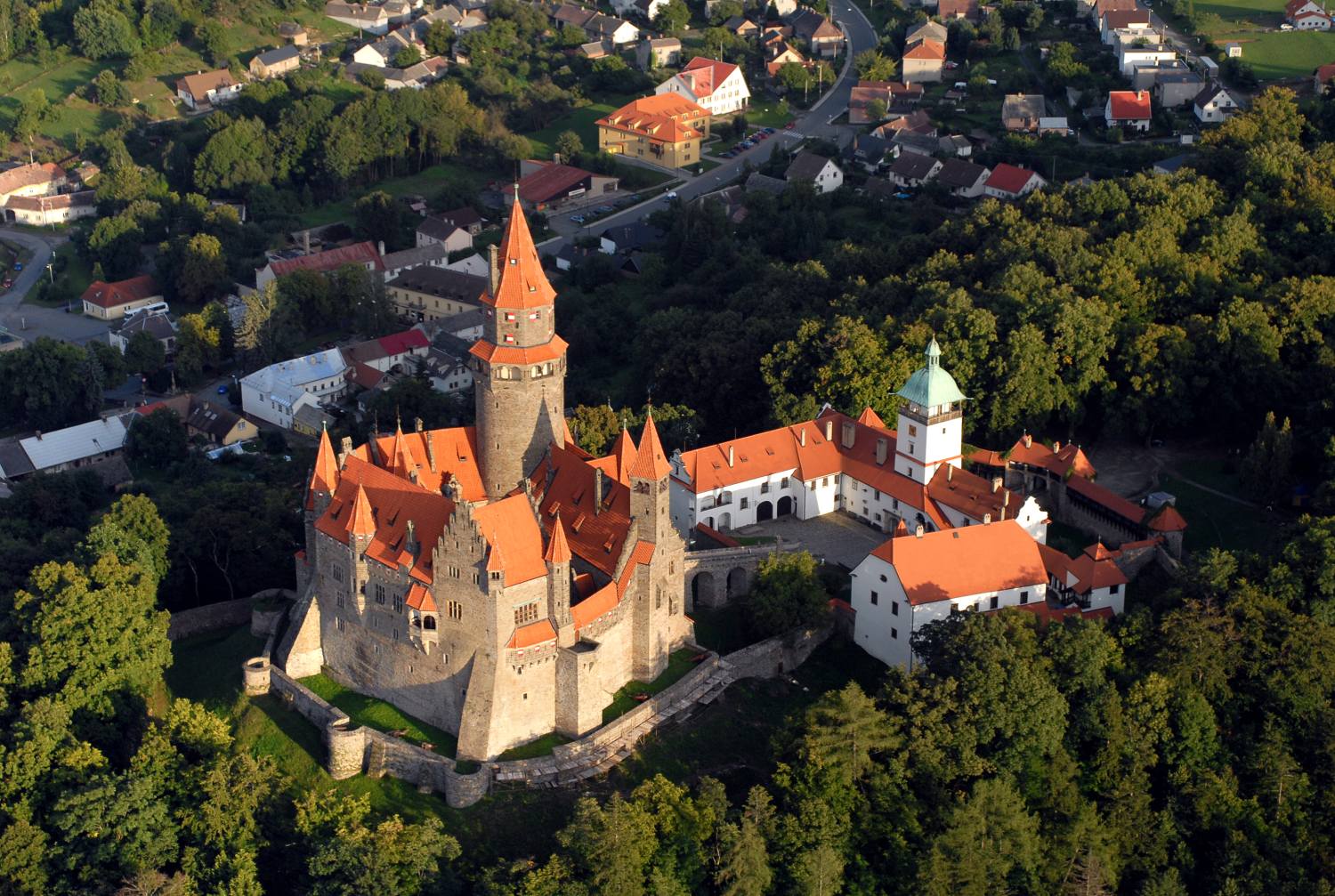 Hrad Bouzov je v dobrém stavebním stavu. Působí, jako že v něm někdo bydlí, říká kastelánka