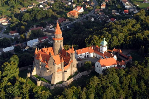 Hrad Bouzov je v dobrém stavebním stavu. Působí, jako že v něm někdo bydlí, říká kastelánka