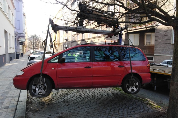 Autovraků a dalších problematických vozidel v ulicích Karlových Varů ubylo 