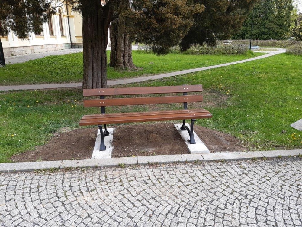 Lavička u Společenského domu.
