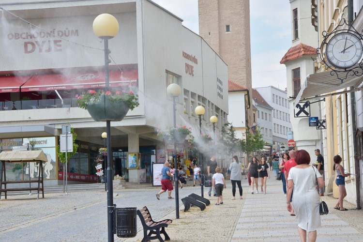 Znojmo v letních parnech osvěží mlžítka, živé slunečníky i kašny