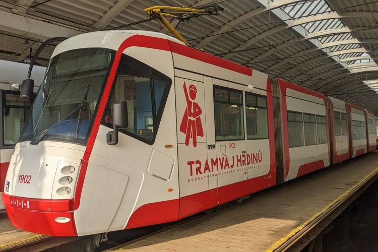 Do ulic vyjíždí Tramvaj hrdinů. Přinese příběhy řidičů, kteří jezdí pro DPMB