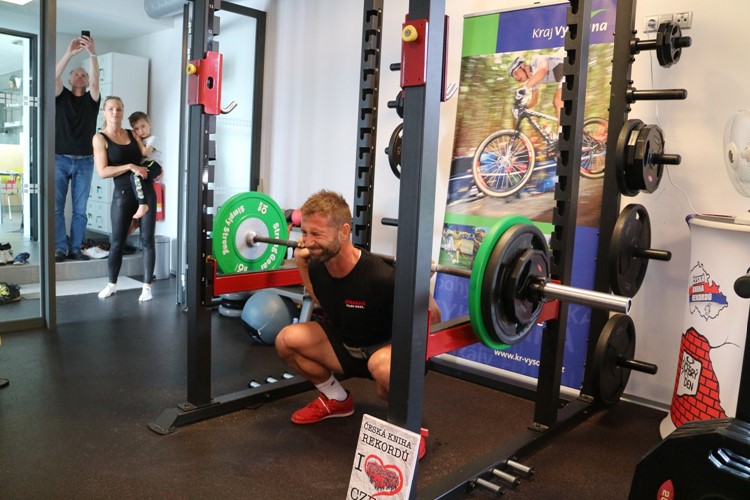 Nový český rekord  - neuvěřitelných 350 dřepů s 80 kilogramy na ramenou