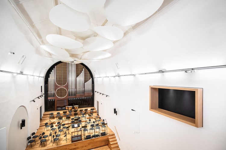 Chrám pro hudbu. Jihočeská filharmonie má v budově bývalého kostela nový minimalistický sál od ateliéru A8000 