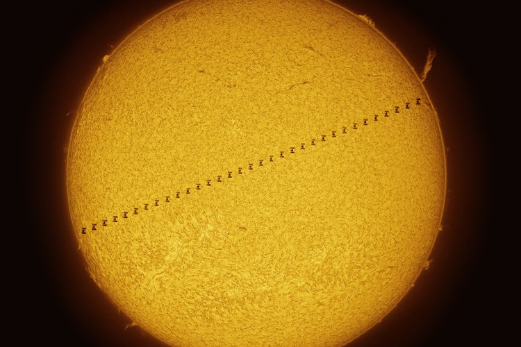 Titul Česká astrofotografie měsíce za červenec získal snímek „ISS a Slnko“
