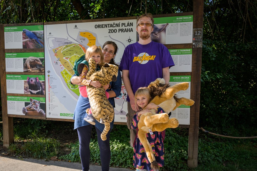 Rodina z Úval má zakoupenou roční permanentku, do Zoo Praha tak chodí pravidelně. Pozice miliontého návštěvníka během své podvečerní návštěvy je prý velmi překvapila. 