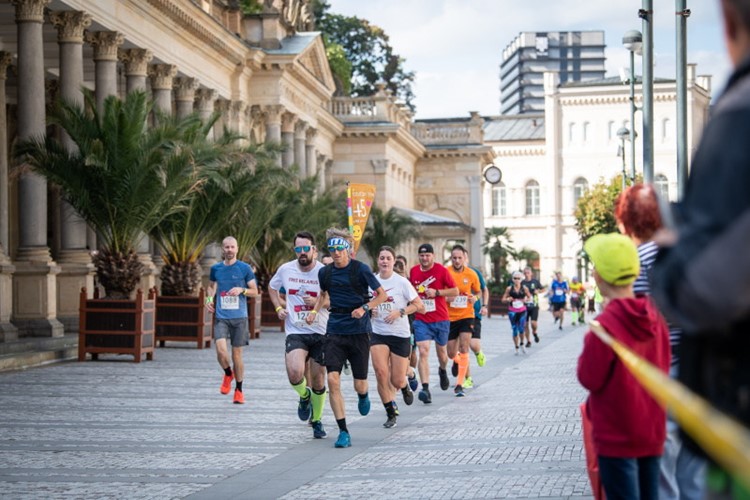 Běžecká rozlučka s prázdninami. ČEZ RunTour rozběhá Karlovy Vary