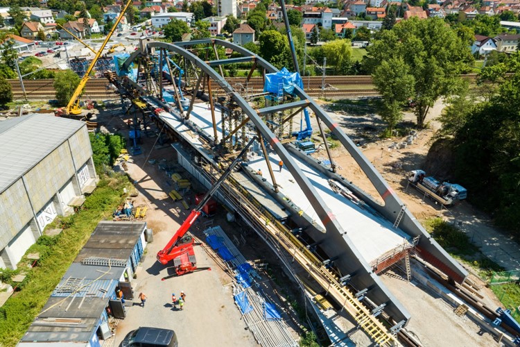 Stavba přemostění v Blansku je před další důležitou fází, dnes v noci se začne s výsuvem mostu