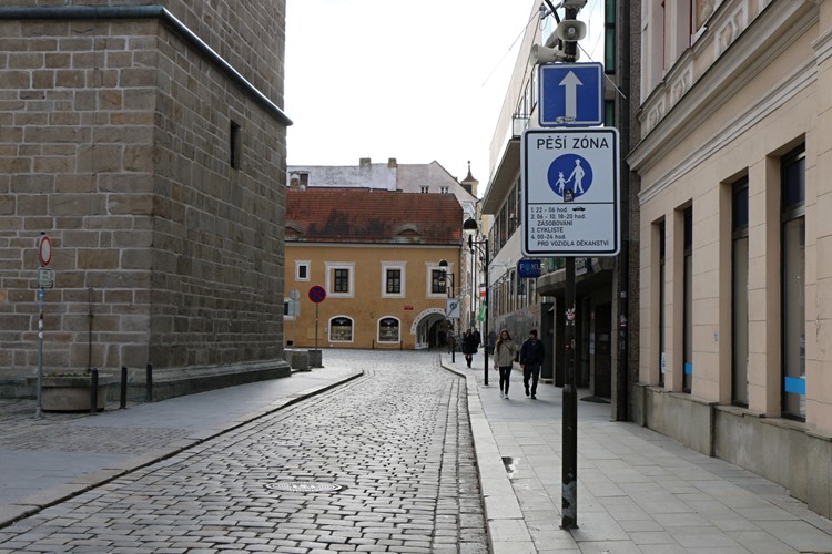 Zklidnění dopravy v centru Českých Budějovic soud zrušil