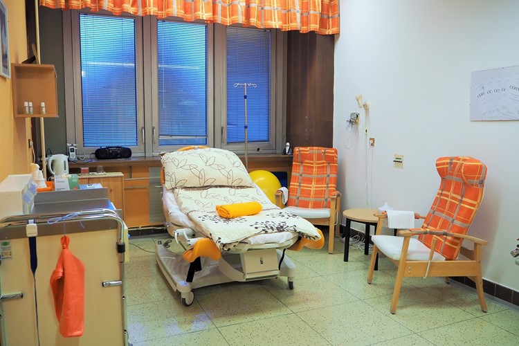 Litoměřická porodnice plní přání maminek. Připravila pro ně porodní box a v Česku jako jediná nabízí těhotenské plavání