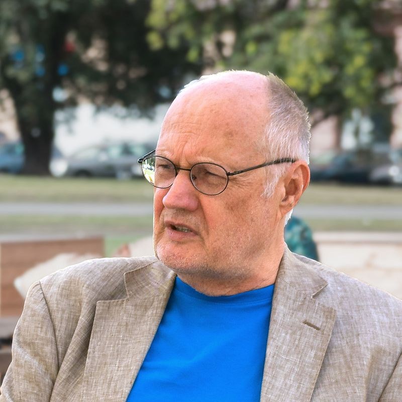 Filozof Václav Bělohradský na Vítězném náměstí v Praze.