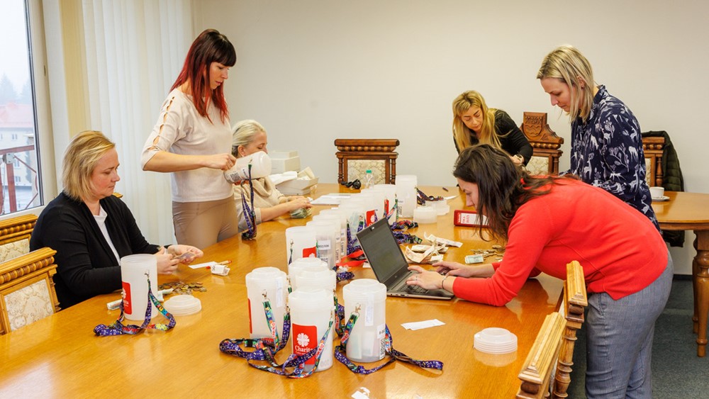 Pracovnice charity a Magistrátu města Havířova rozpečeťují pokladničky.
