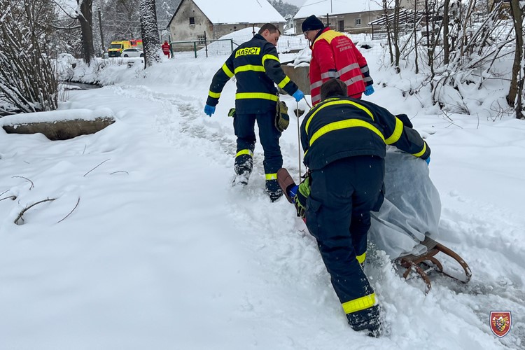 Hasiči převáželi ženu na saních