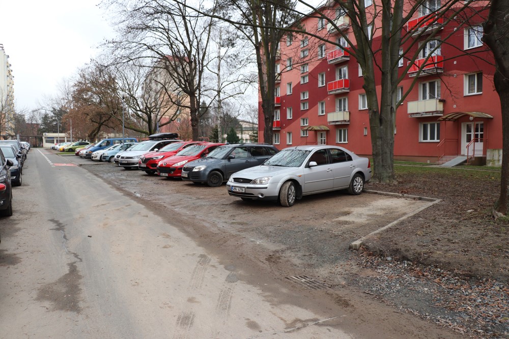 Na opravu parkovišť bude město žádat o dotaci z Operačního programu životního prostředí, neboť parkoviště budou mít vsakovací schopnost, a tudíž budou šetrná k přírodě.  Parkoviště Jasínkova, Interbrigadistů, Jižní čtvrť IV.