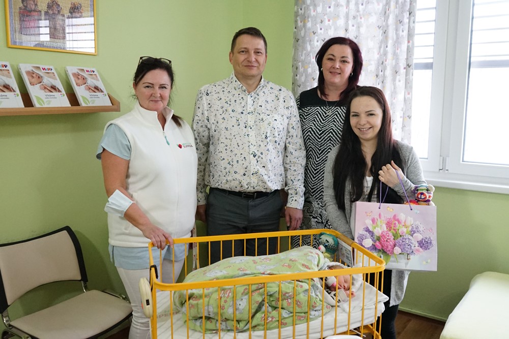 První holčičkou roku 2023 se stala malá Natálka Hrochová. Její mamince dnes přišlo pogratulovat i vedení nemocnice. 