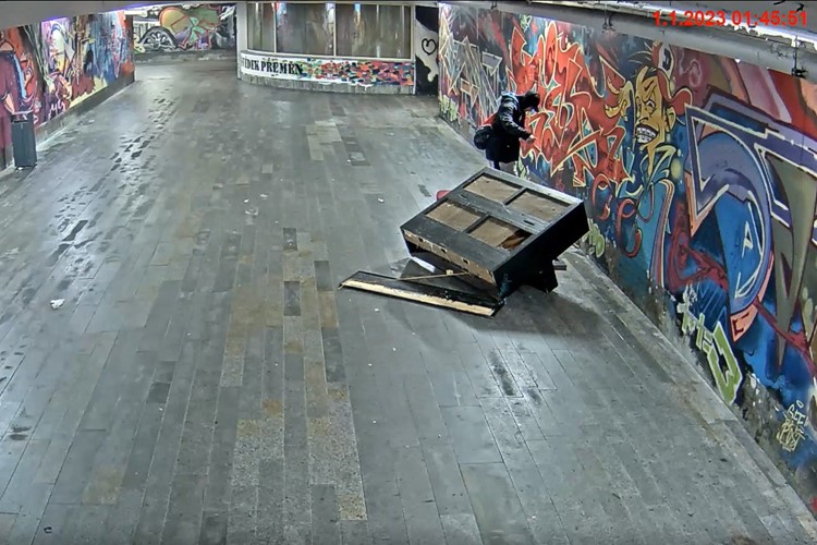 Vyvrátil piano, ihned skončil v rukou strážníků