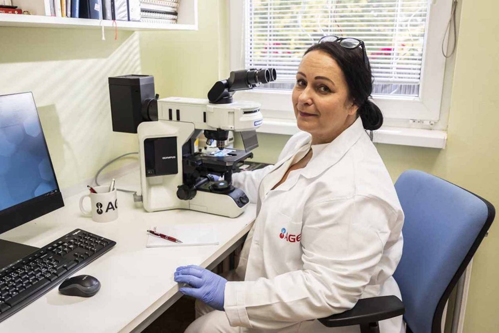 Mgr. Hana Bi´lkova´ Fra´nkova´, vedouci´ laboratorˇe klinicke´ mikrobiologie AGEL v Ostraveˇ.