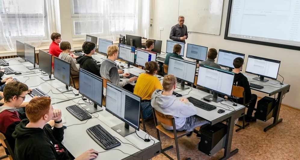 Informační znalosti tisíců žáků otestuje národní soutěž IT-SLOT.