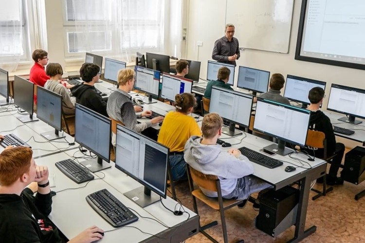 Informační znalosti tisíců žáků otestuje národní soutěž IT-SLOT. Obstáli byste?