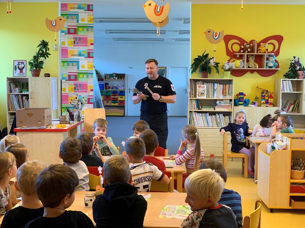 Výuka dětí v MŠ Markova o bezpečném pohybu na komunikacích.